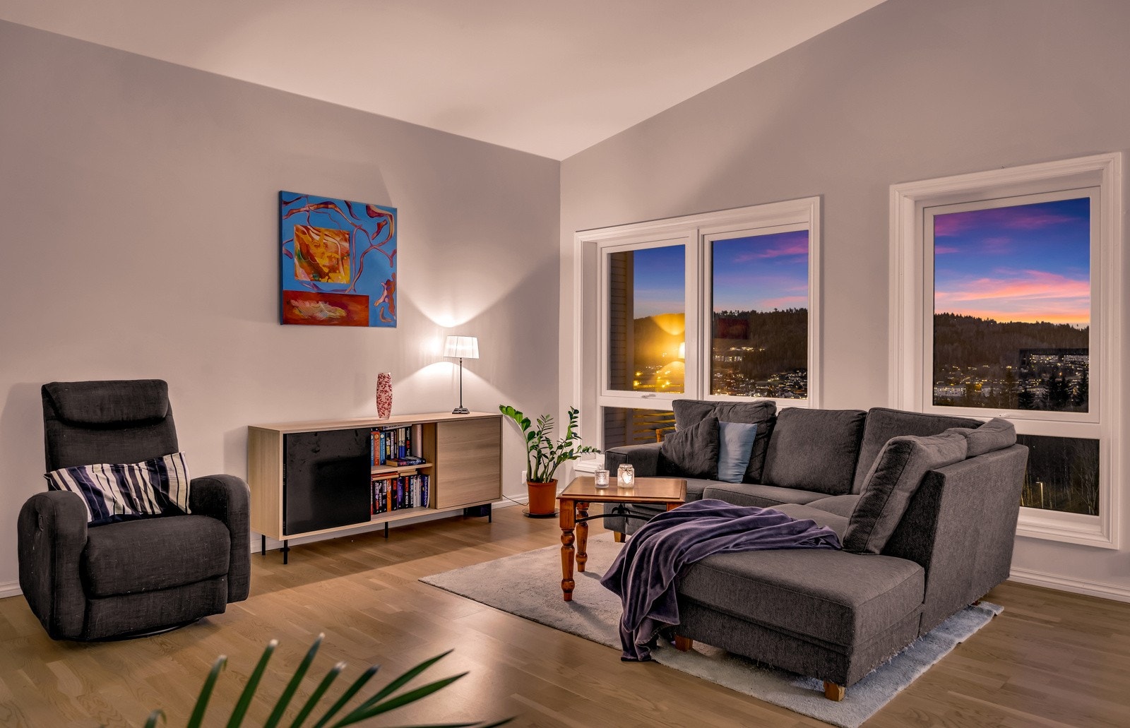 Boligen har lyse flater som gjør det enkelt å møblere etter eget ønske. Galleribilde