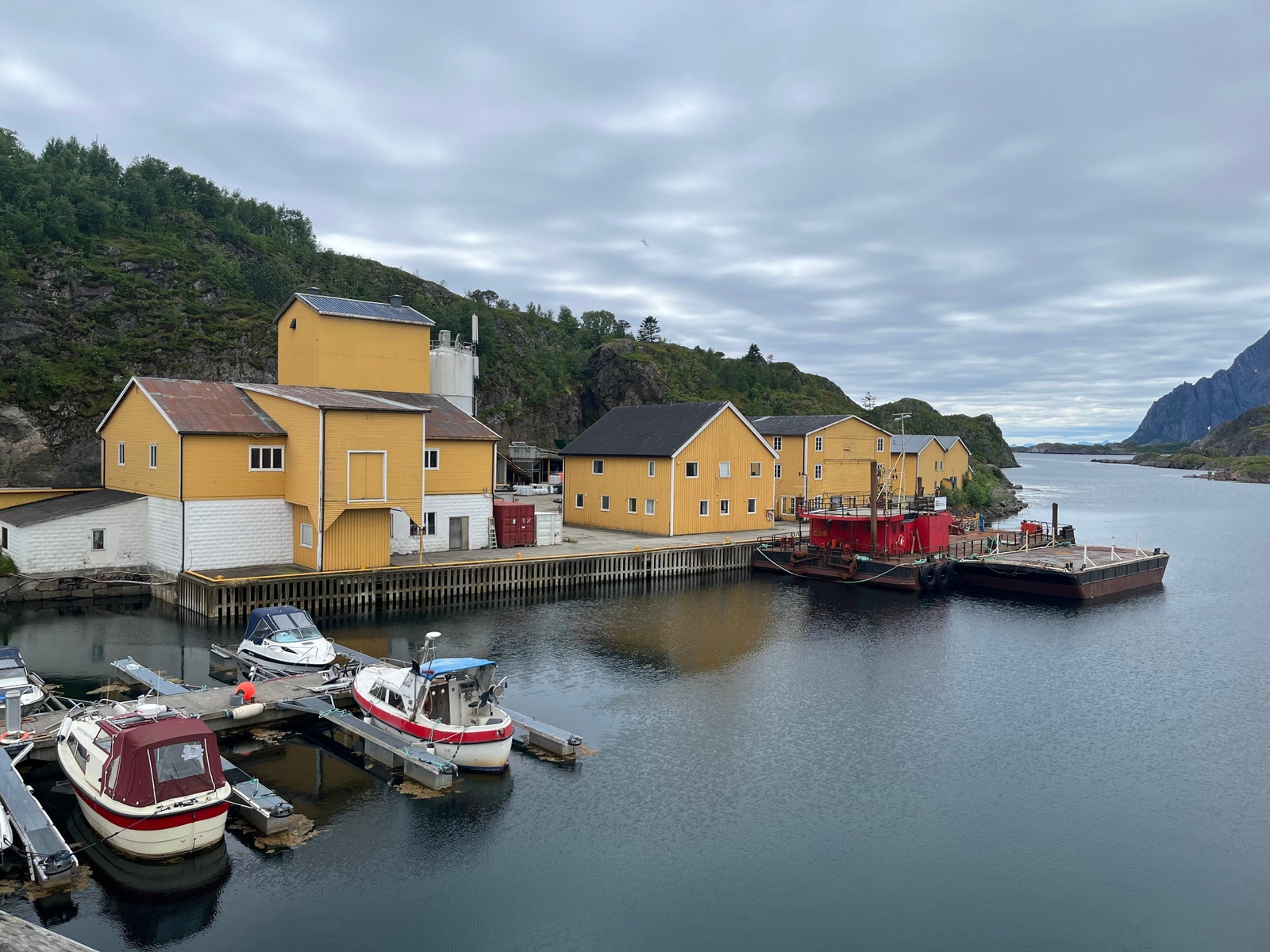 Alle bygninger samt kai. Galleribilde