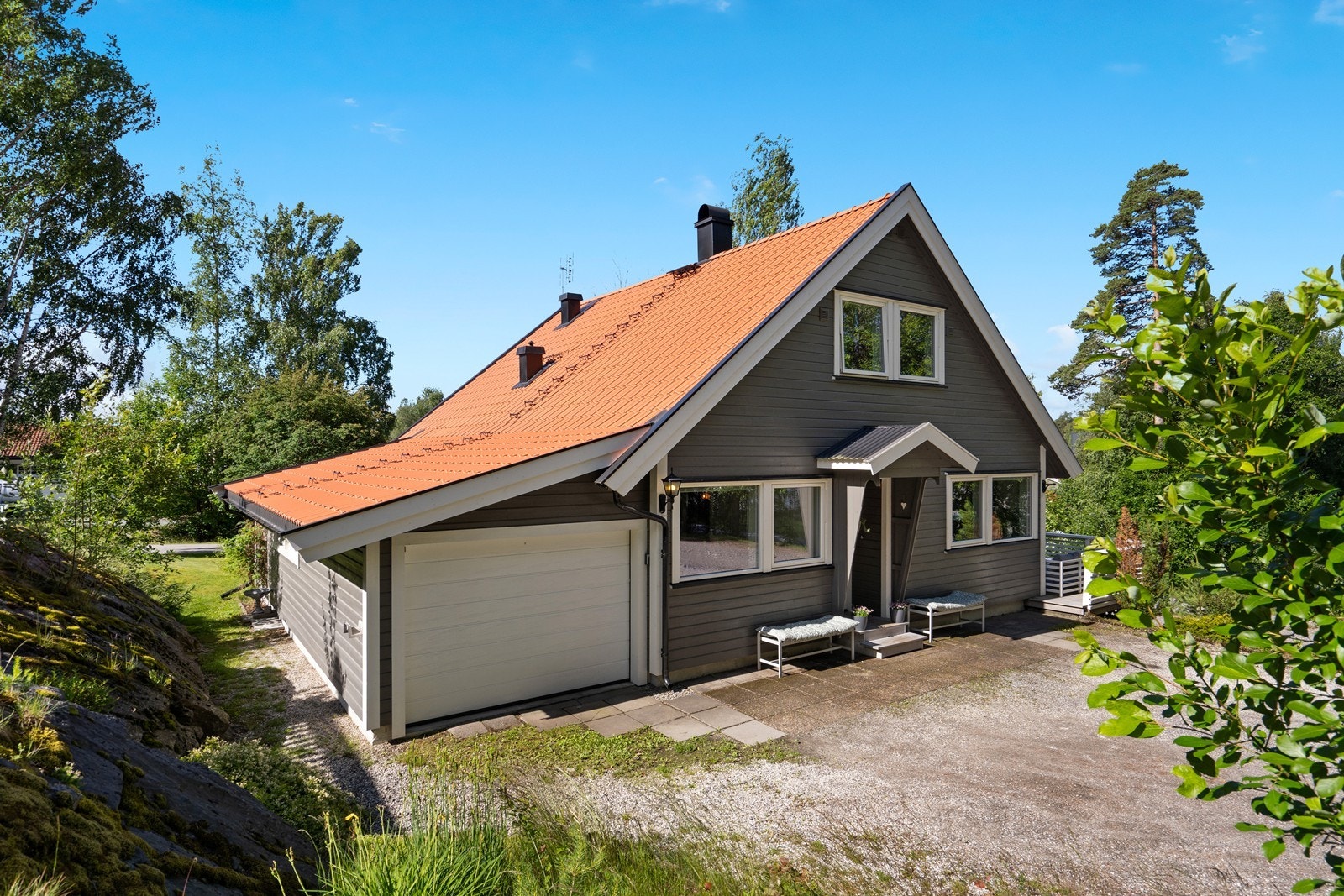 Integrert enkel garasje til huset med innen forliggende bod Galleribilde