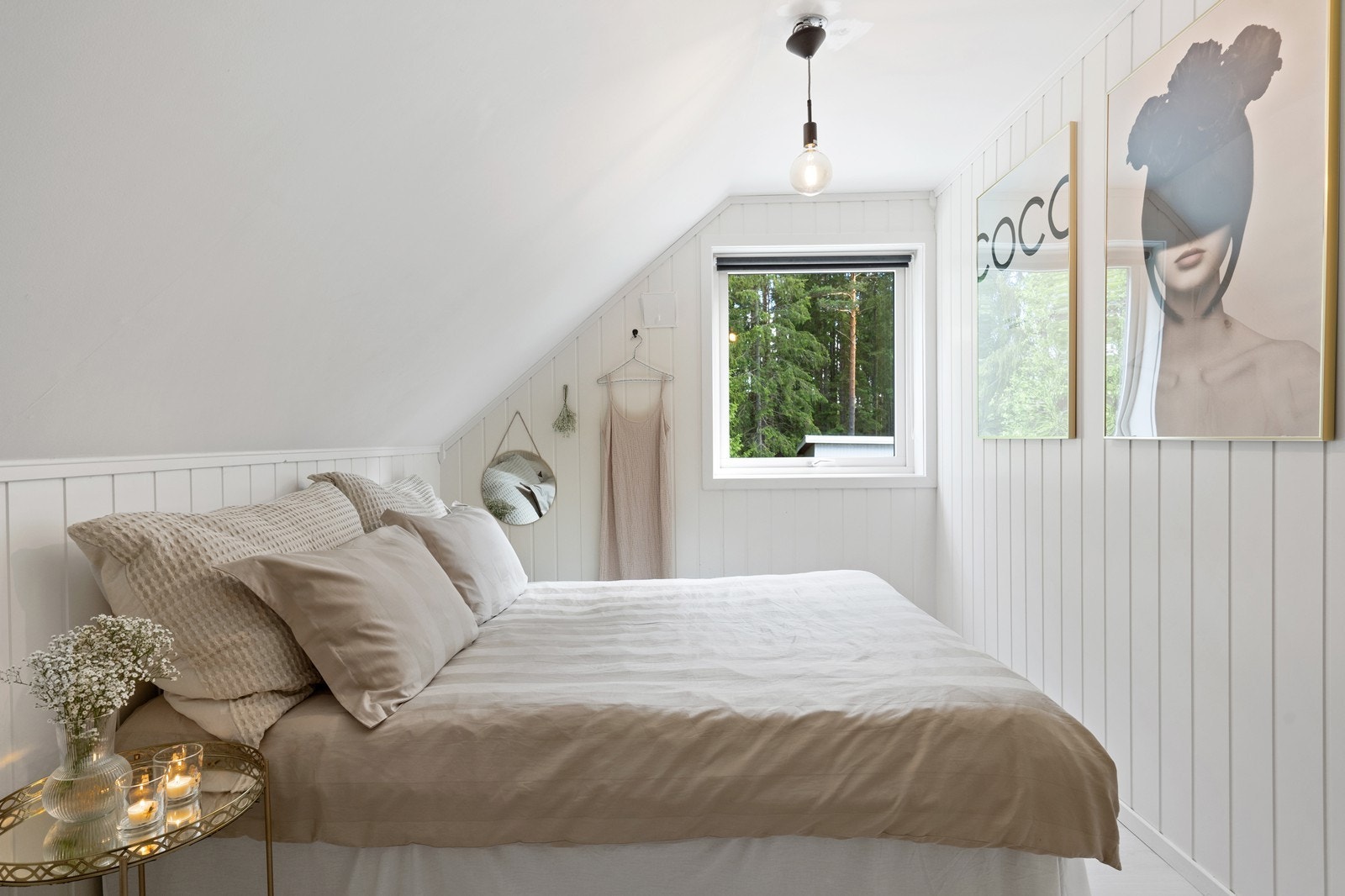 Lyse soverom med plass til dobbeltseng Galleribilde