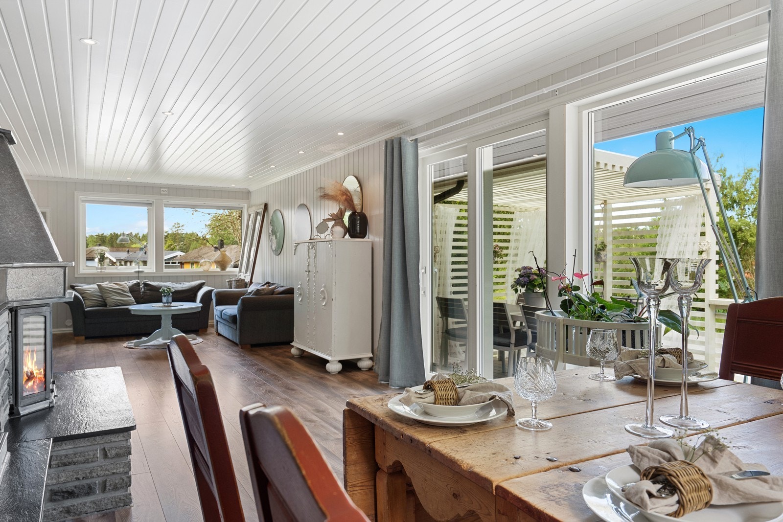 Det er fine vinduer i stuen som slipper inn mye naturlig lys Galleribilde