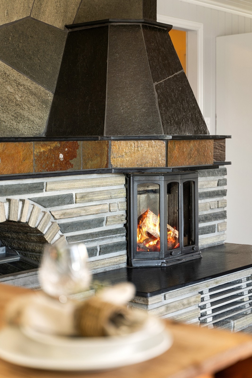 Vedfyring for oppvarming på vinterstid Galleribilde