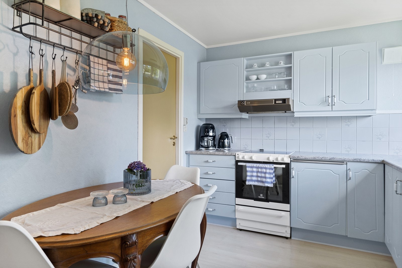 Kjøkken med plass til frokostbord Galleribilde