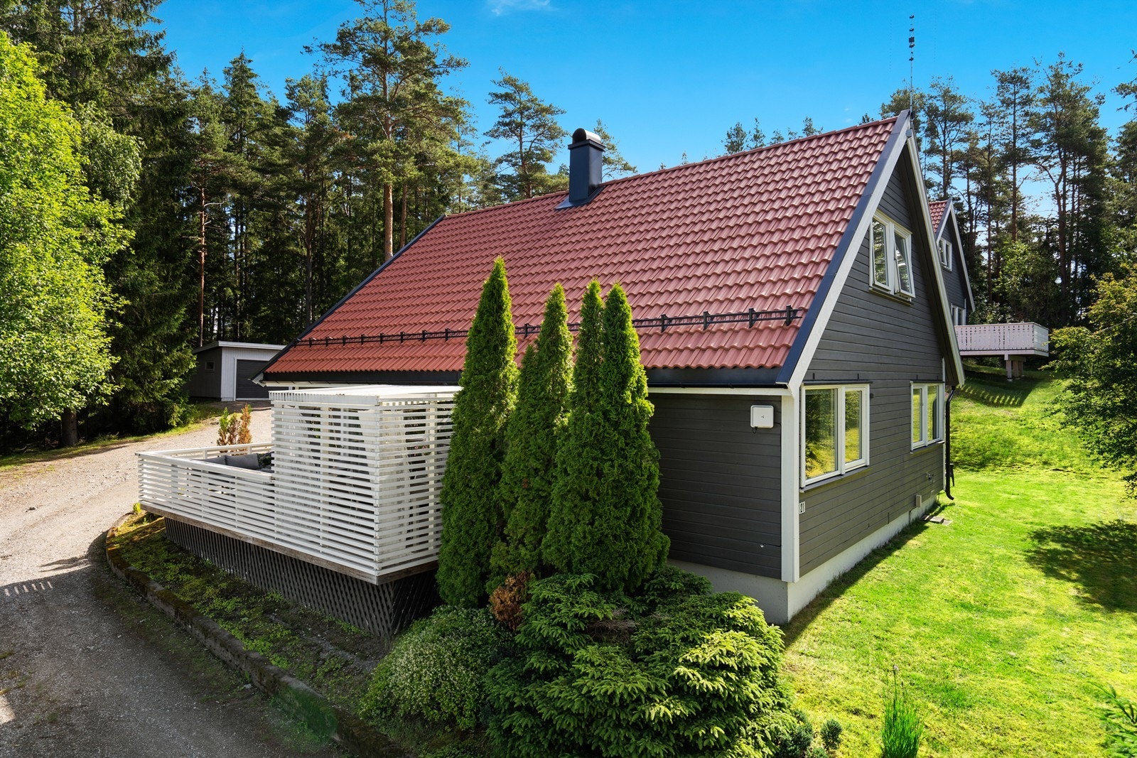 Borettslaget har nylig malt og lagt nytt tak på alle husene Galleribilde