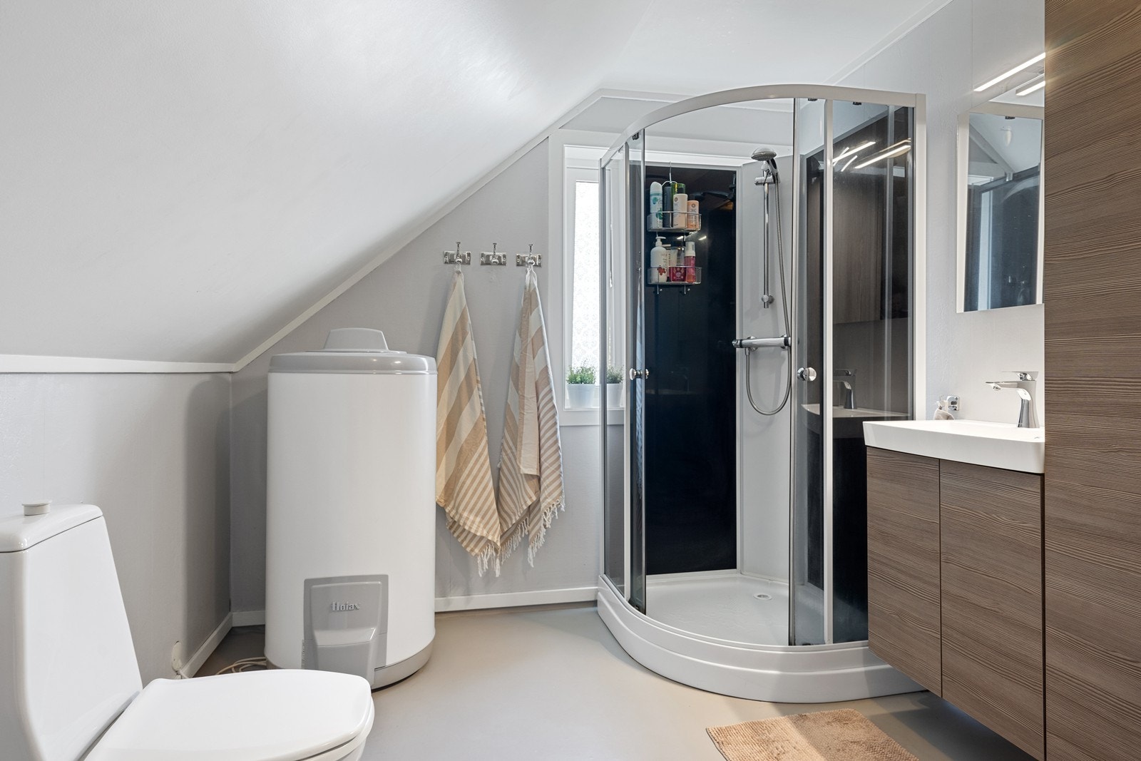 Badet er overflate oppusset og har nyere innredning Galleribilde