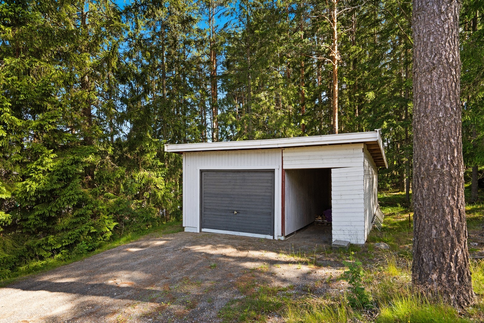Det er tidligere satt opp en enkel garasje med bod til boligen, denne er utenfor tomtegrensen Galleribilde