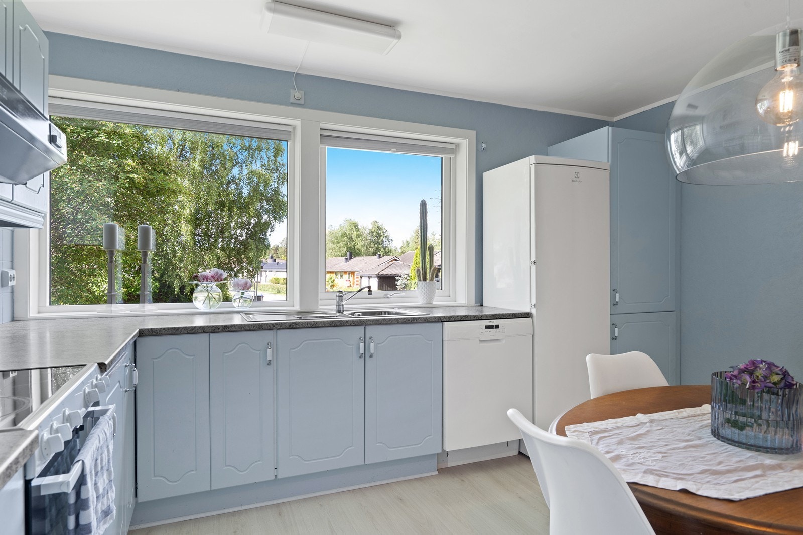 Kjøkkenet har malte flater Galleribilde