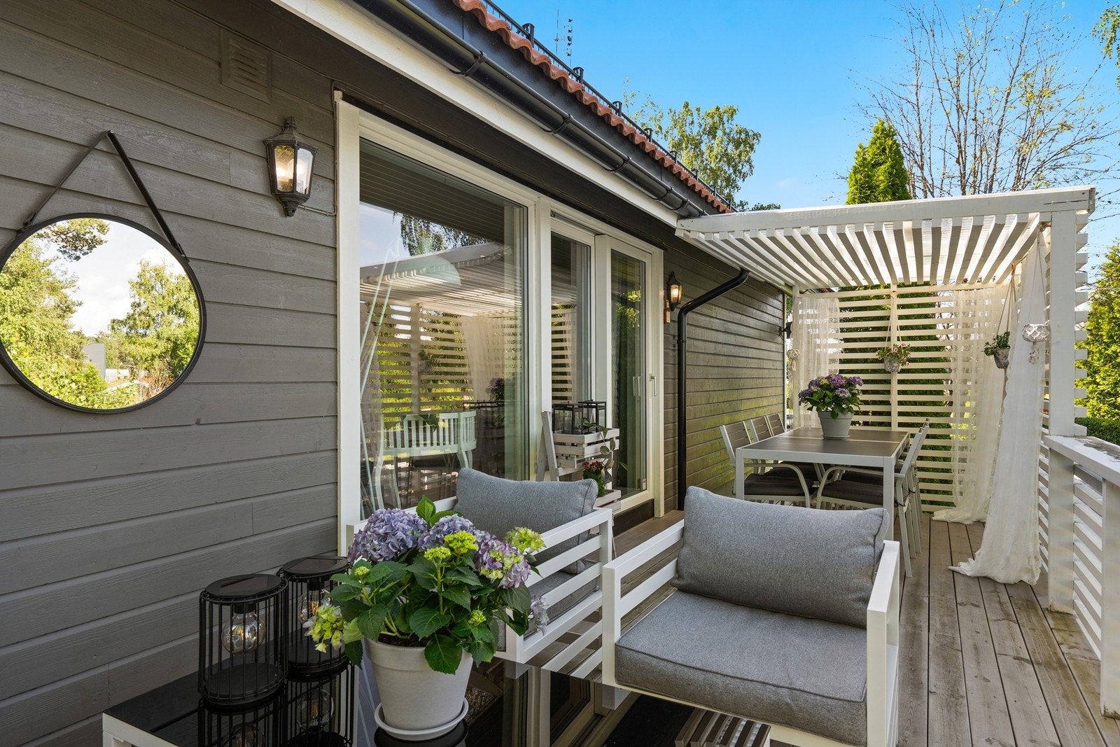 Nyere uteplass med fine soner for møblering Galleribilde