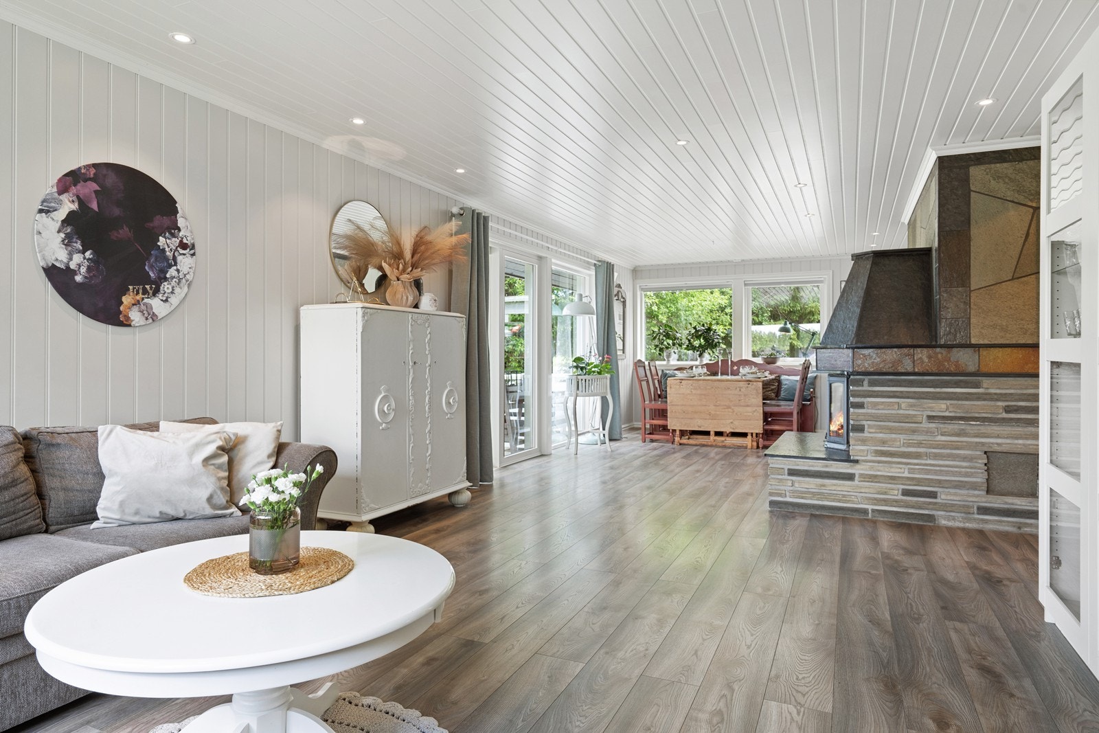 Stor og luftig stue med utgang til terrasse Galleribilde