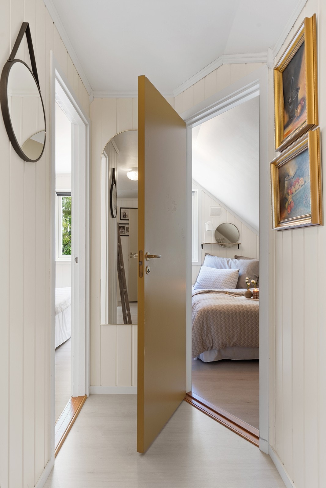 Andre etasje består av 3 soverom, bad og bod Galleribilde