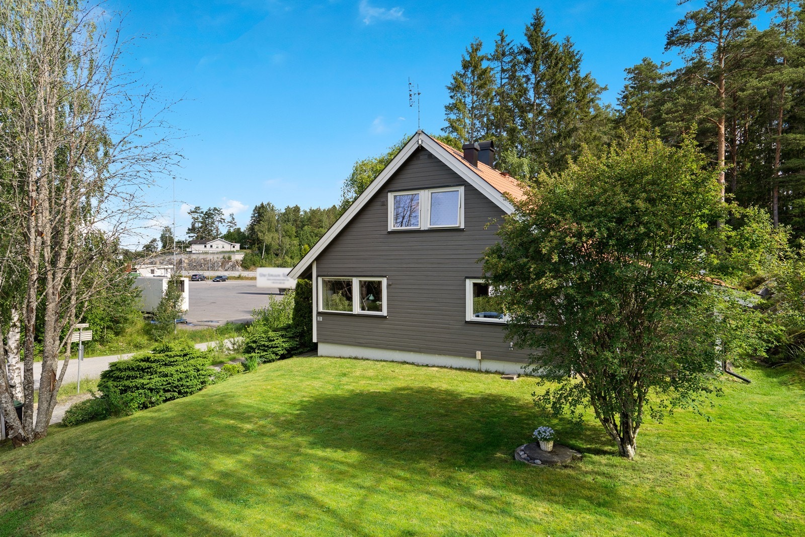 Koselig hage med noe beplantning Galleribilde