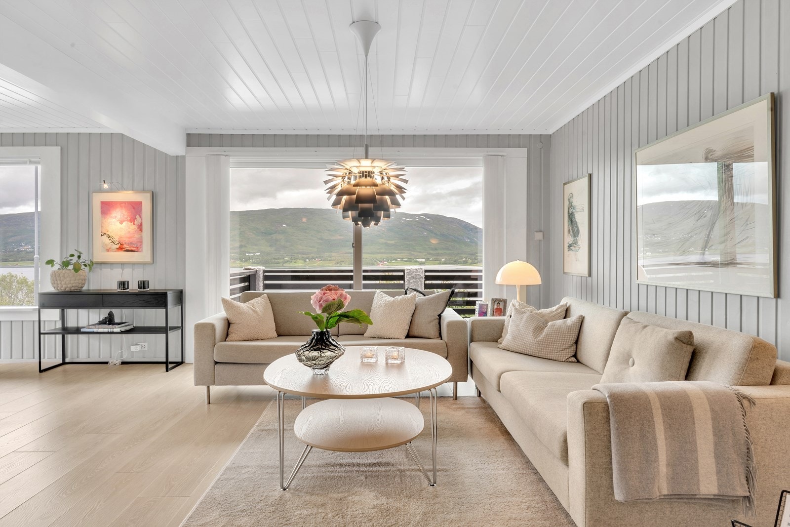 En stor og godt vedlikeholdt enebolig med god beliggenhet på utsiktstomt. Flotte solrike uteområder og garasje. Galleribilde