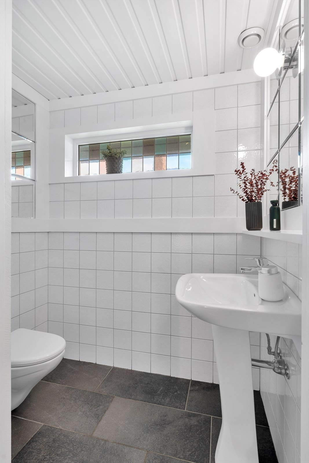 Toalettrom på inngangsplan. Galleribilde