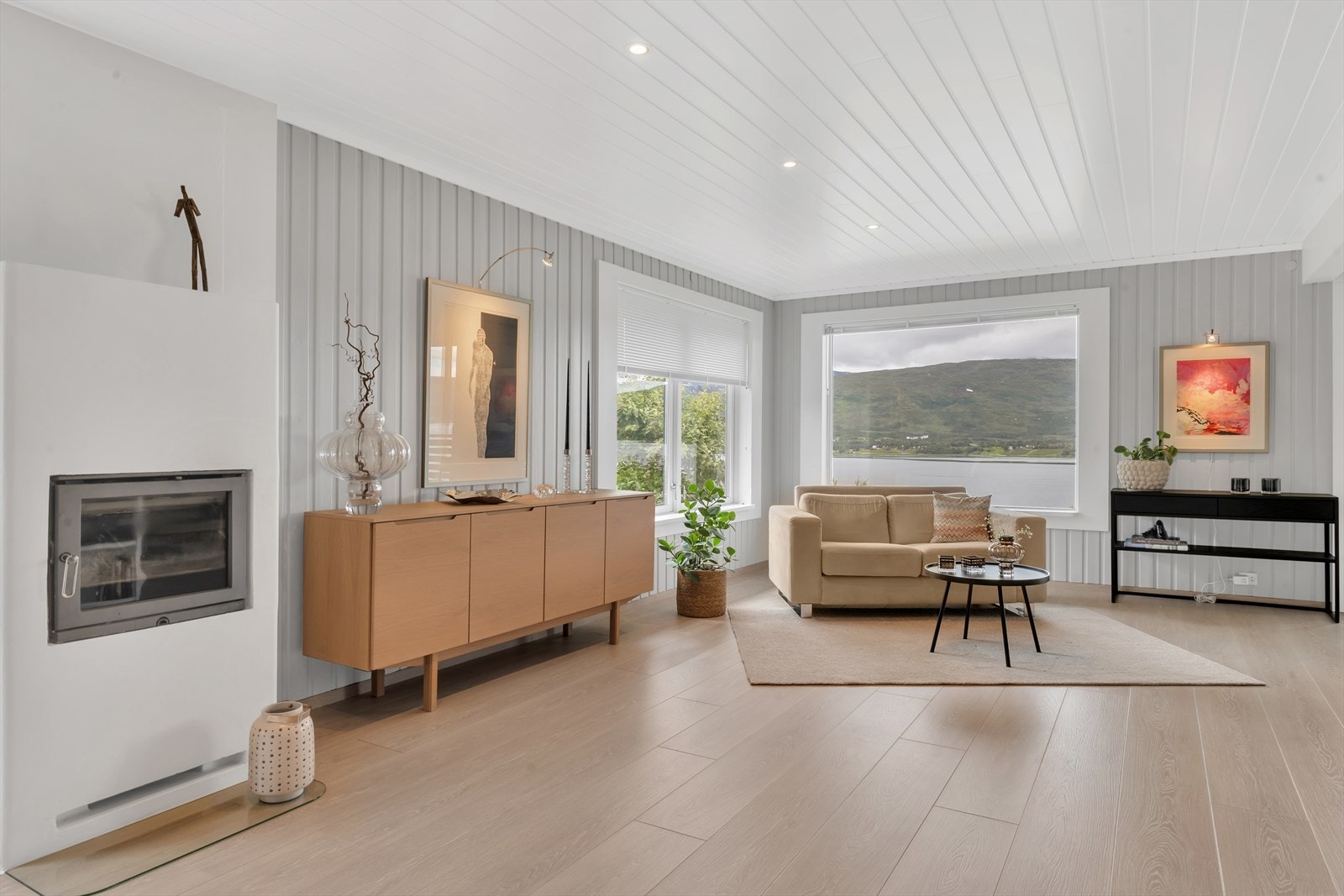 Stuen har peis. Galleribilde