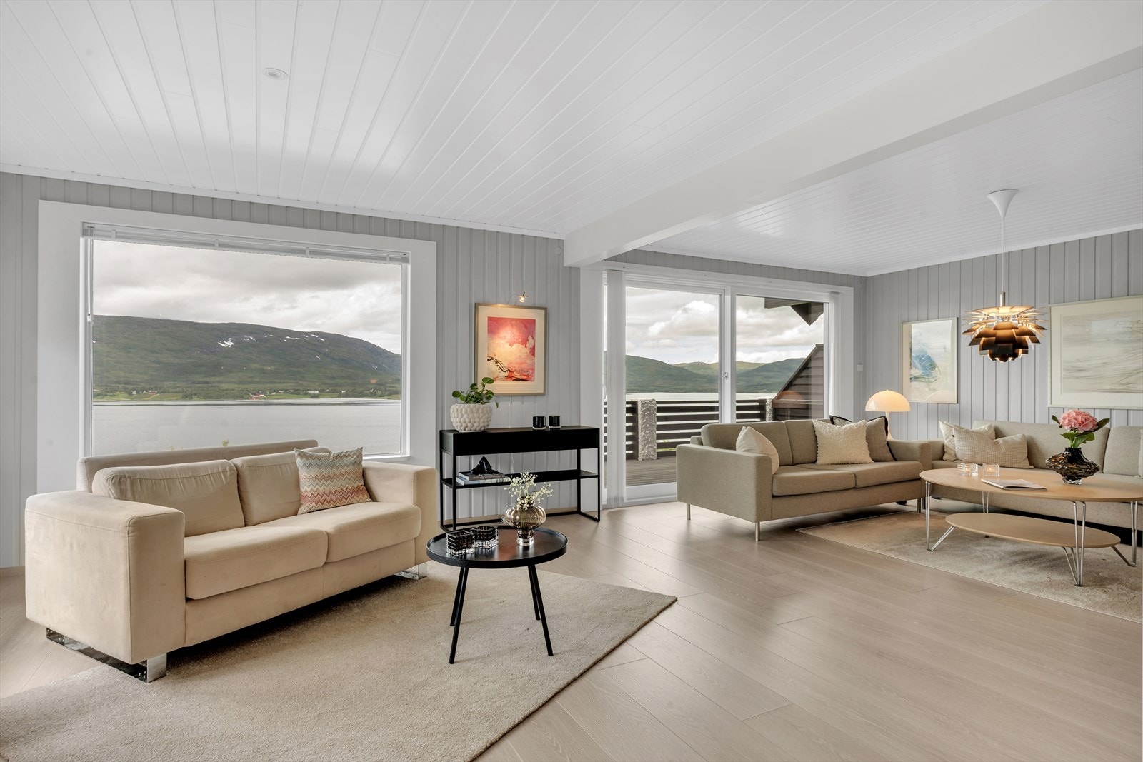 Store vindusflater som slipper mye naturlig lys inn i boligen. Galleribilde