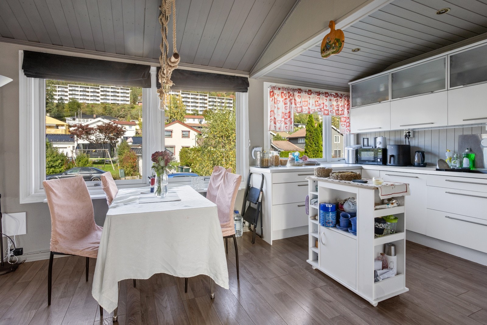 Moderne åpen løsning mot stuen Galleribilde