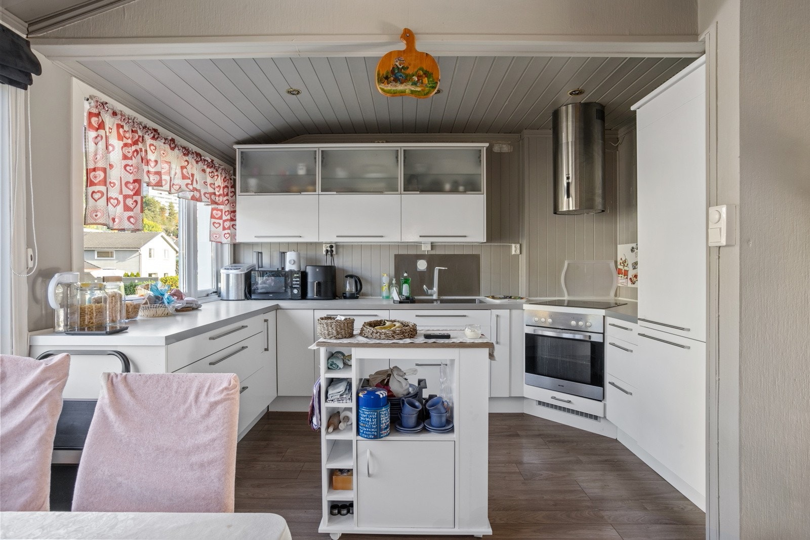 Epoc kjøkkeninnredning (2015) med integrerte hvitevarer Galleribilde