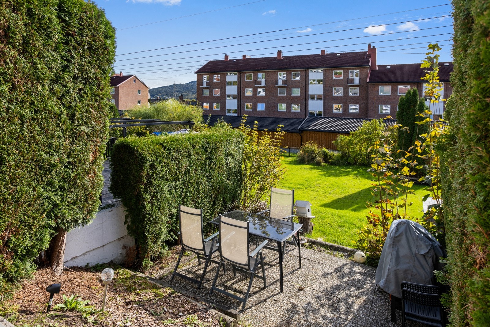 Stor terrasse | prydbusker | privat hage på 305 kvm (foran og bak huset) Galleribilde