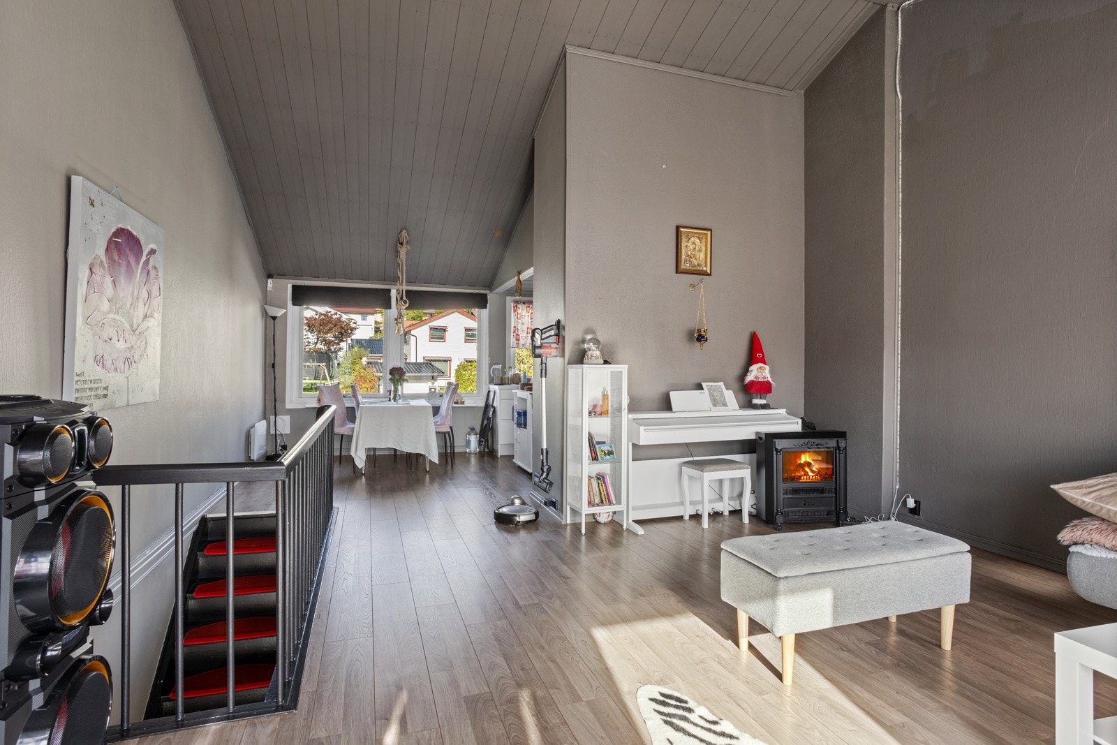 Stue med utgang til sørvendt solrik balkong Galleribilde