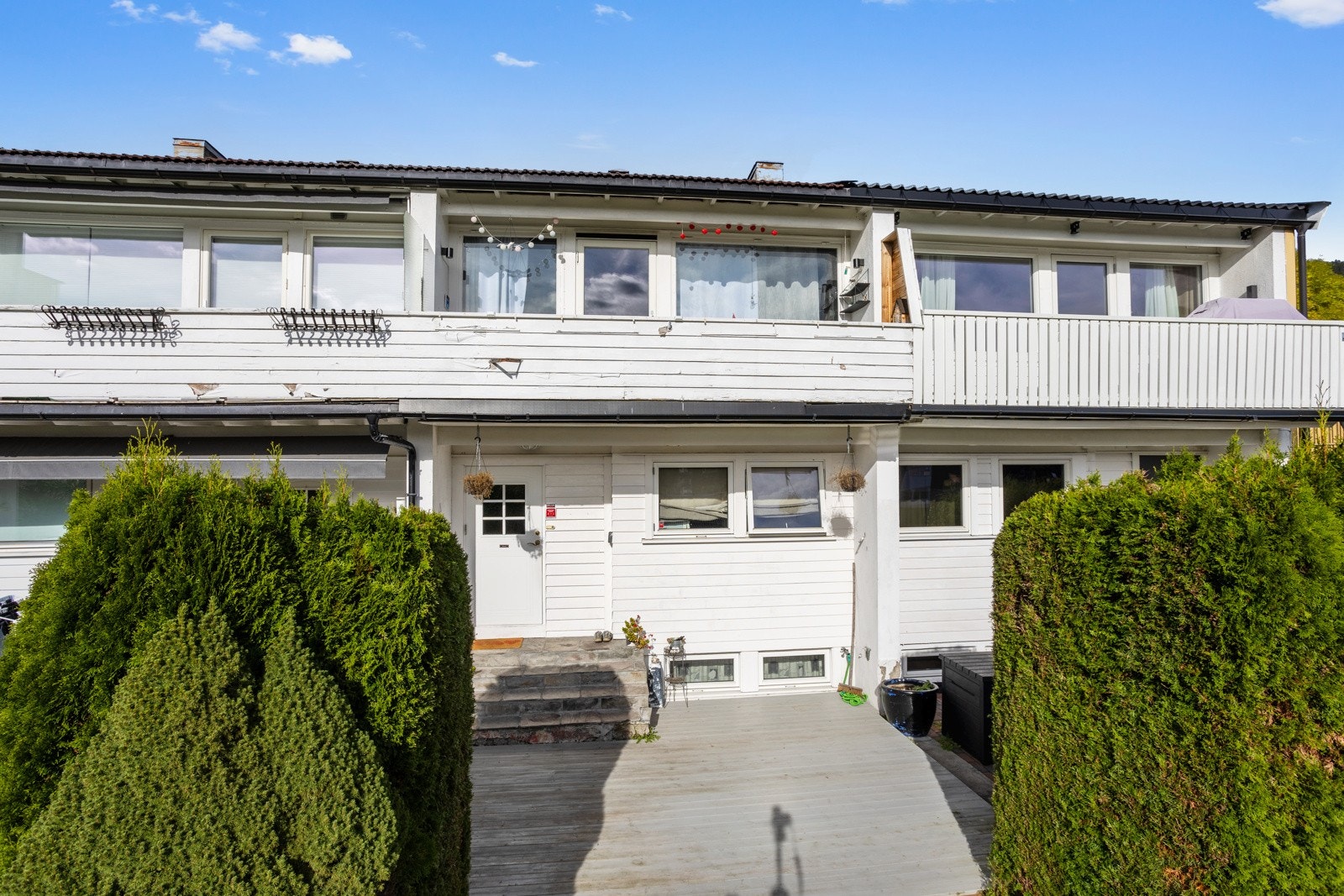 Rekkehusleilighet over to plan med full kjeller Galleribilde