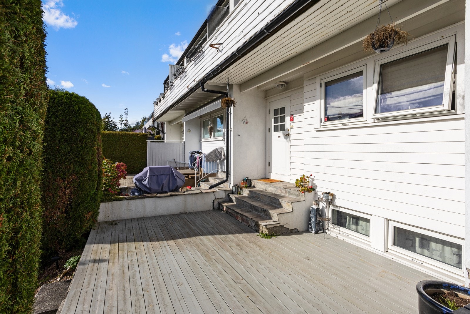 Stor terrasse ved inngangspartiet Galleribilde