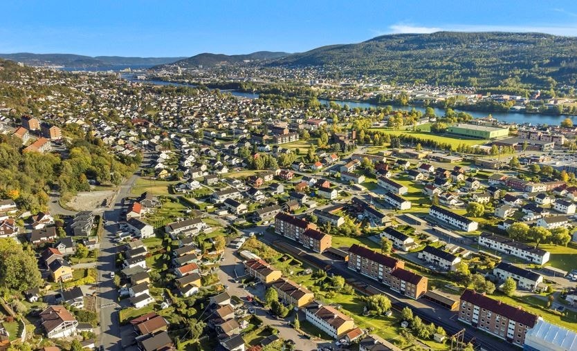 Sentral men rolig barnevennlig plassering på flata på Åssiden Galleribilde