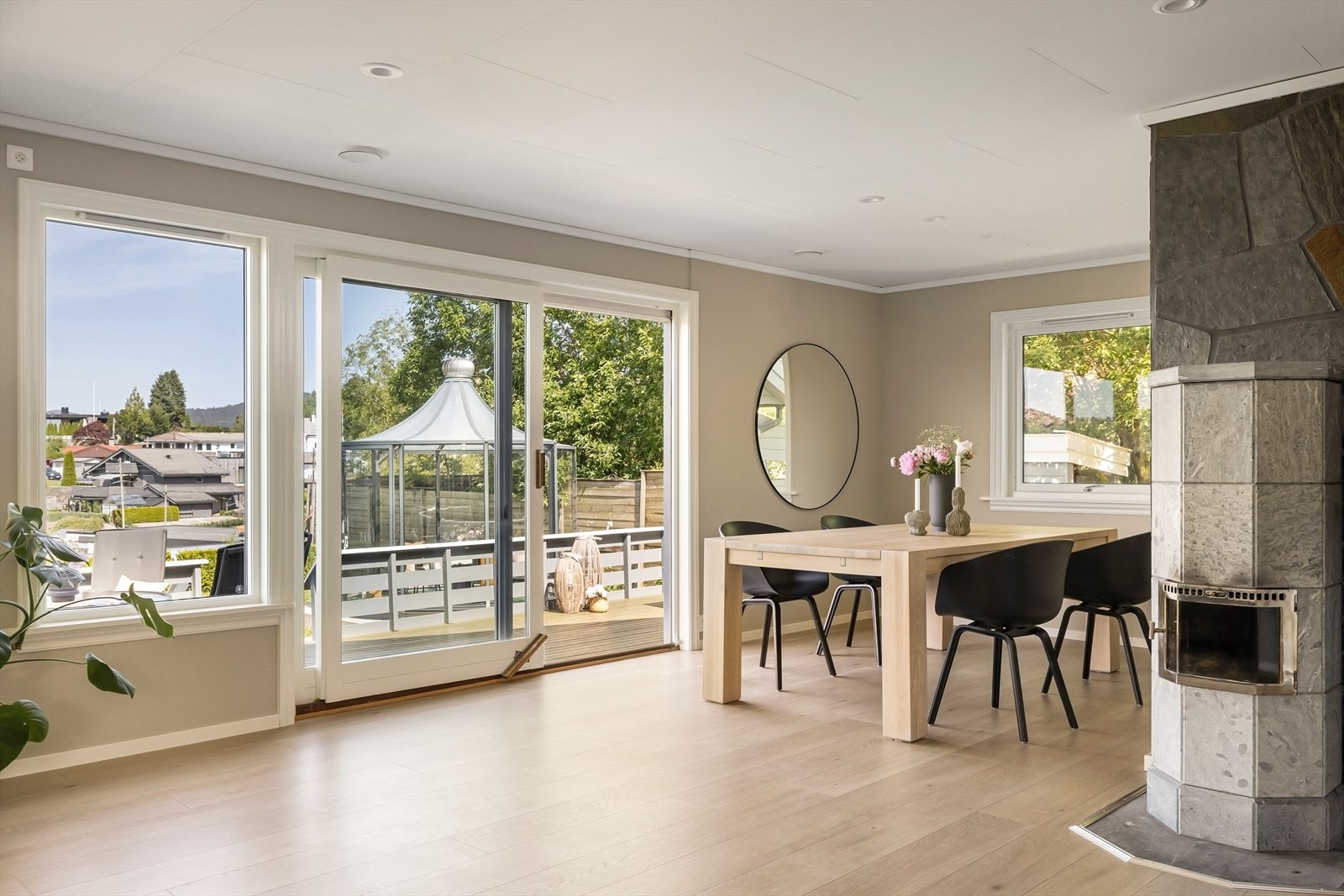 Fra stuen er det utgang til den herlige terrassen hvor varme sommerdager kan nytes. Galleribilde