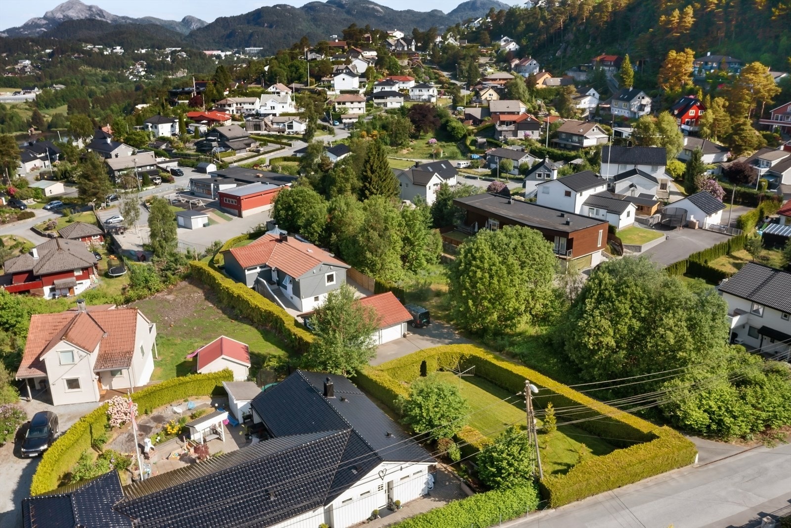 Stor, pent opparbeidet eiendom med plen, terrasser, stor biloppstillingsplass etc Galleribilde