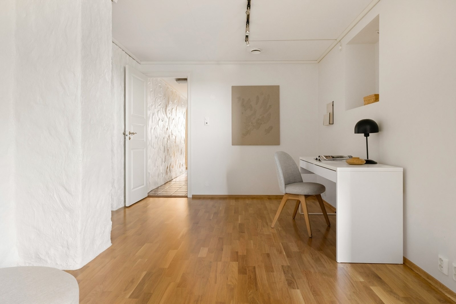 Det er lagt opp til vann i vegg tilstøtende vaskerommet dersom man ønsker å innrede undertasjen med utleieleilighet. Galleribilde