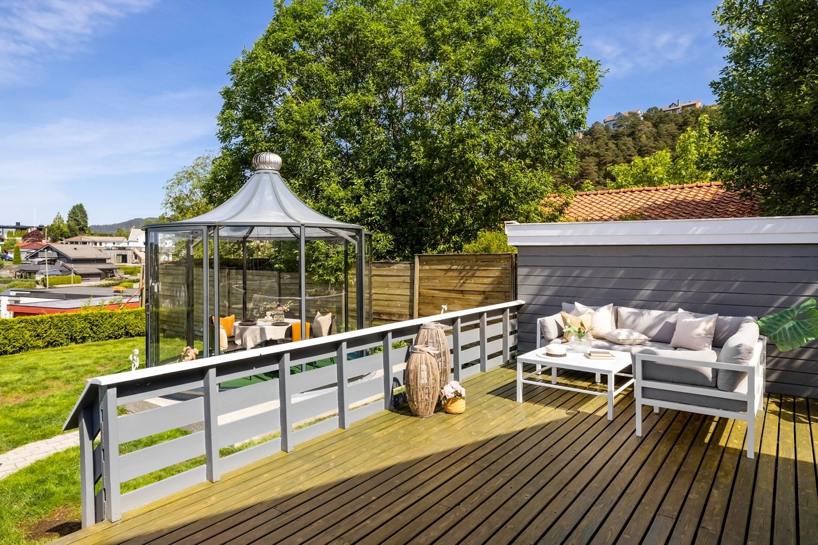 God plass til flere sittgrupper, parasoll og grill. Galleribilde