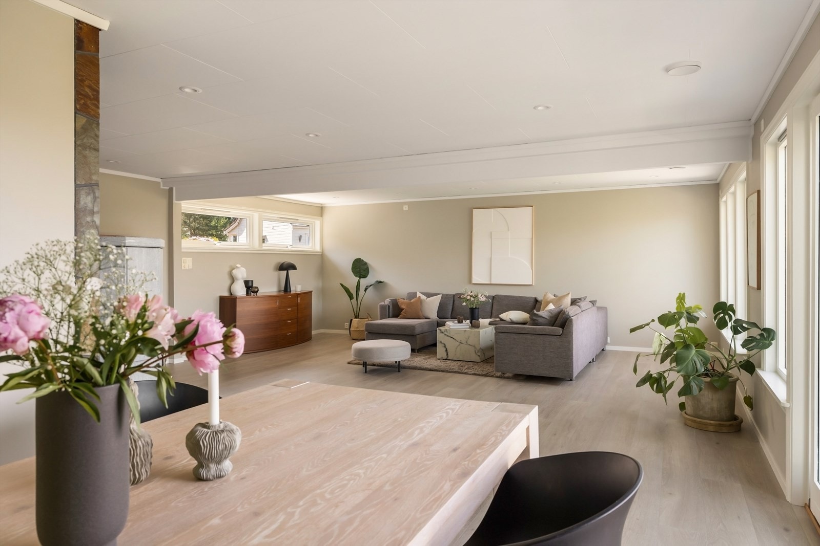 Stuen er stor og åpen med naturlig inndeling av de ulike sonene. Galleribilde