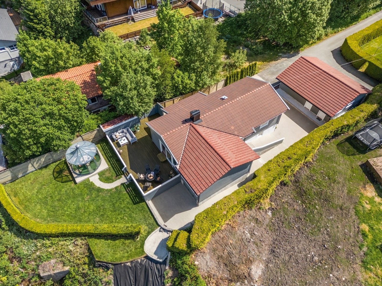 Det er ca. 15 minutter med bil til Bergen Sentrum og til store arbeidsplasser på Sandsli, Kokstad og Flesland. Galleribilde