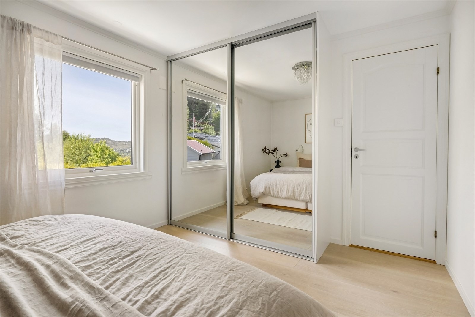 Det er utstyrt med en stor skyvedørsgarderobe. Galleribilde