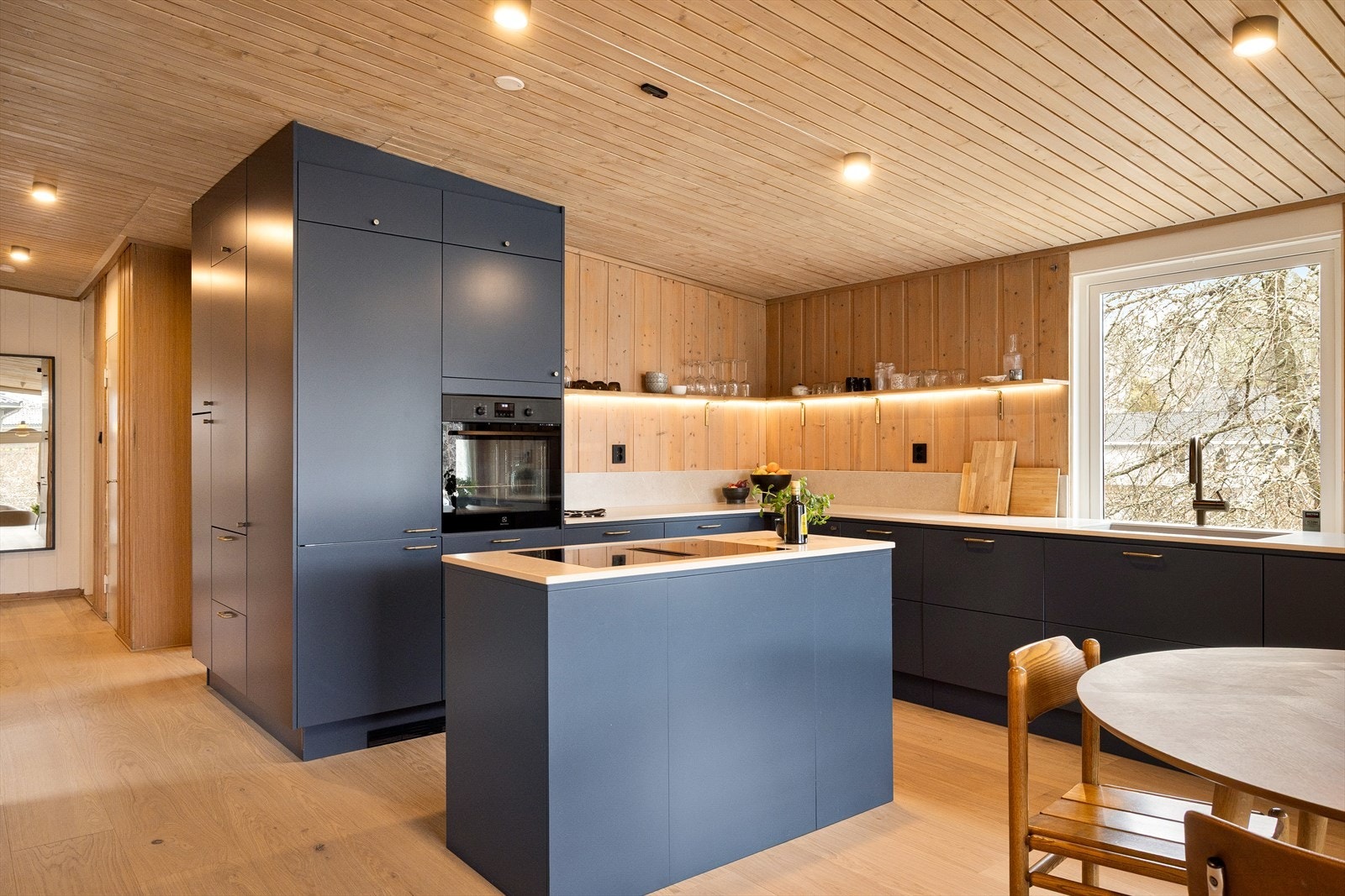 Kjøkkenet er fra Epoq og tilbyr rikelig med oppbevaringsplass og benkeplass. Galleribilde