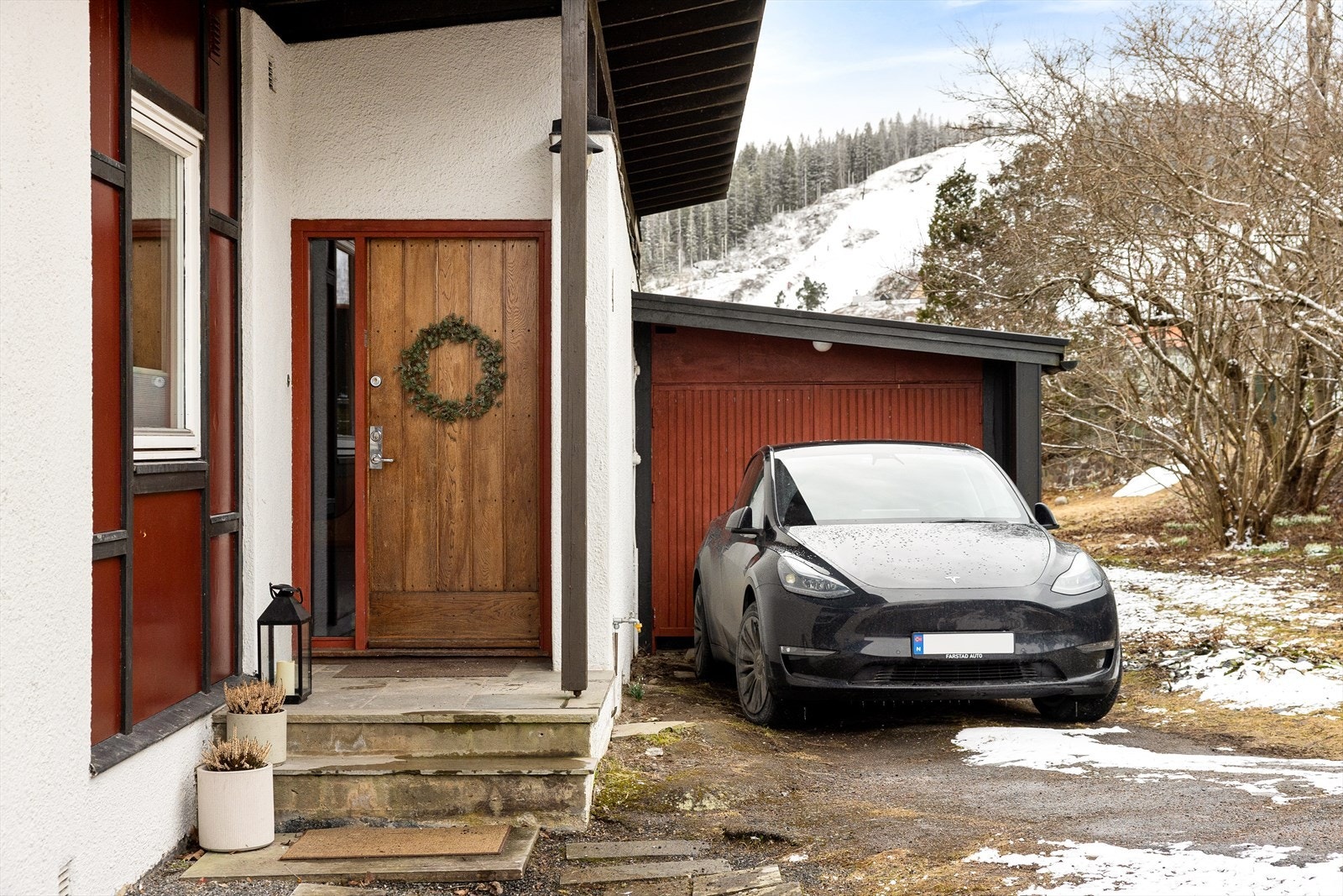 Boligen disponerer en garasje med plass til én bil. Galleribilde