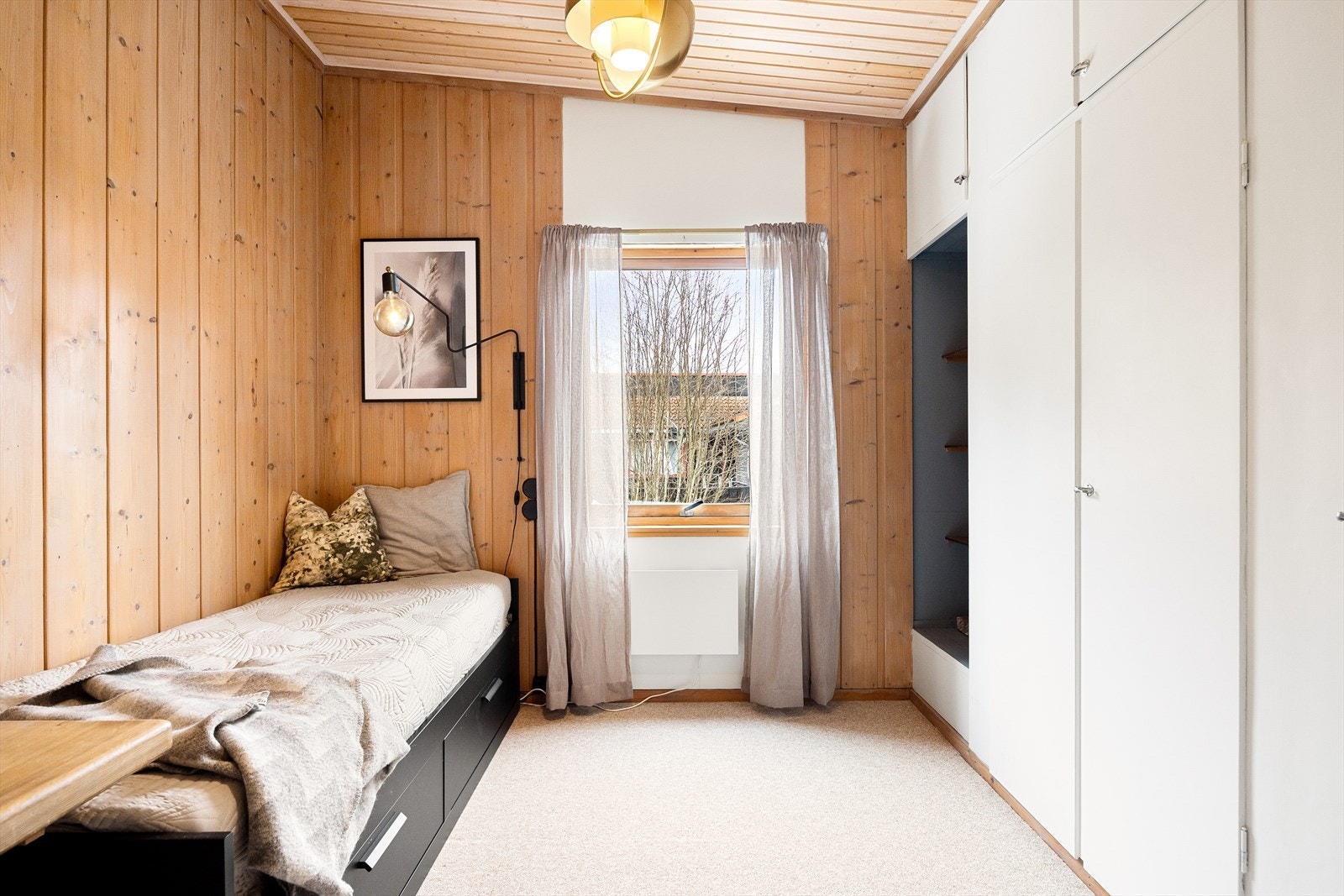 Soverom nummer tre er romslig og har plass til både enkelt- og dobbeltseng. Det er rikelig med oppbevaringsplass i det plassbygde skapet. Galleribilde