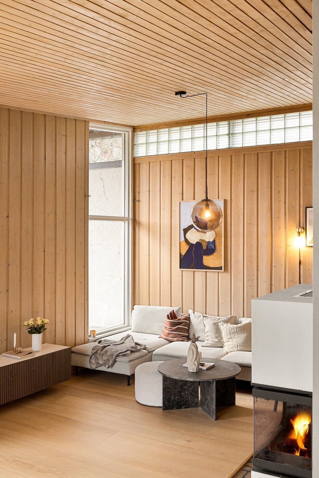 Stuen har et svært møbleringsvennlig areal med plass til sofa, kaffebord, TV og en sittegruppe med kaffebord. Galleribilde