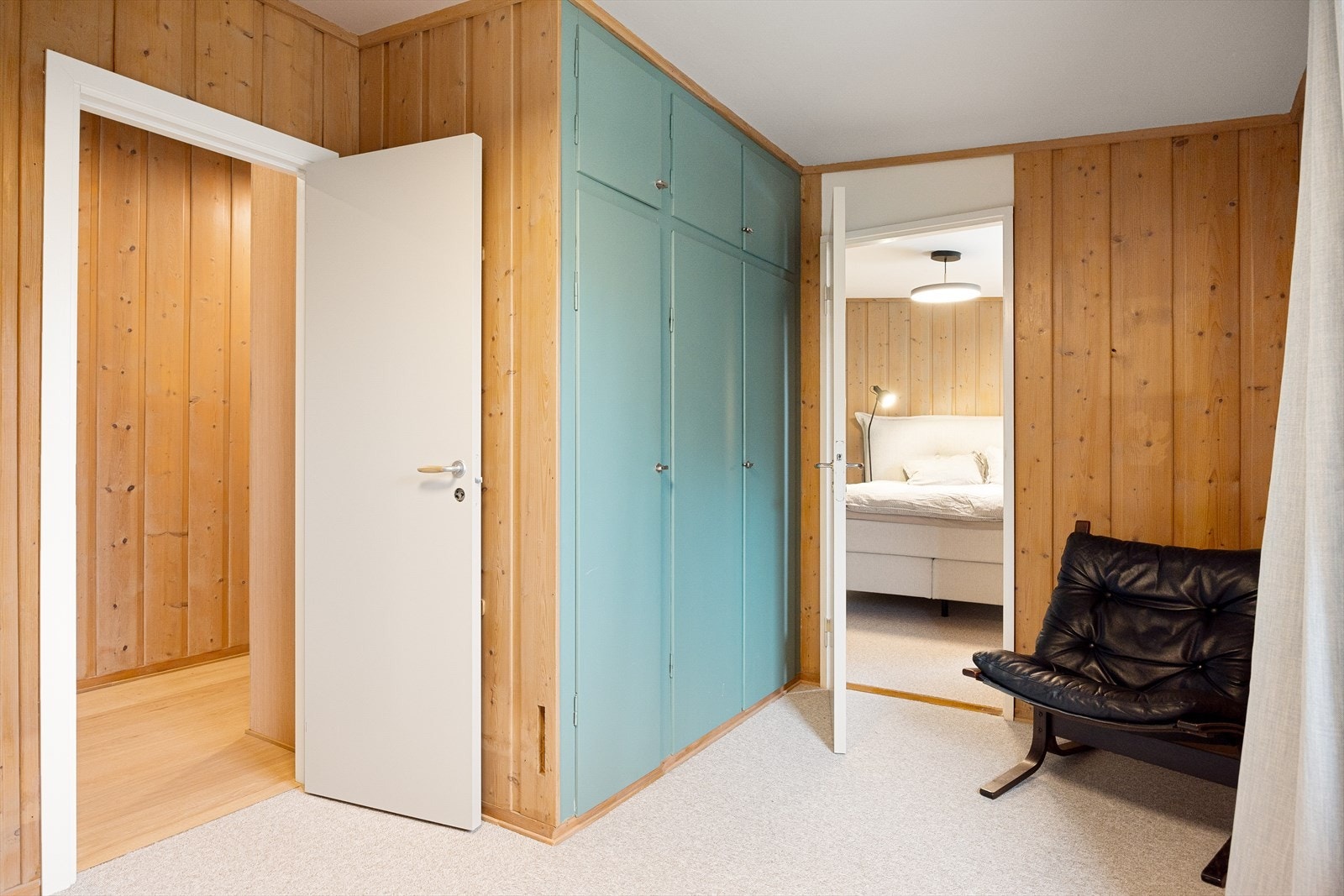 Også her er det et plassbygget skap i samme farge som på hovedsoverommet, noe som skaper en fin kontrast til rommet. Skapet gir rikelig med oppbevaringsmuligheter. Galleribilde