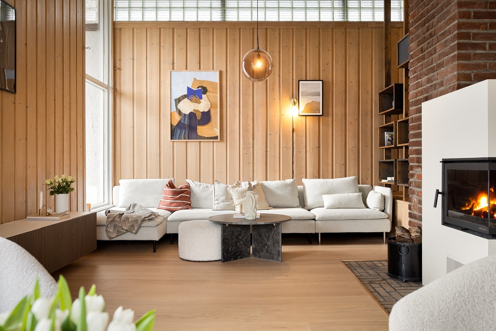 Hjertet i hjemmet er det åpne rommet som omfatter stuen og kjøkkenet. Sonene er naturlig inndelt, samtidig som de flyter sømløst sammen til ett stort og funksjonelt rom - perfekt for både sosiale sammenkomster og avslapning. Galleribilde