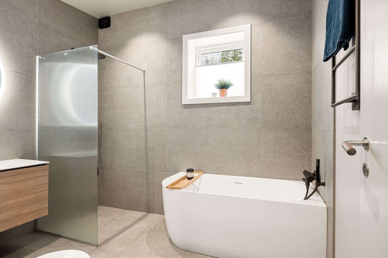 Badet ble totalrenovert i 2024 med ny membran, varmekabler, fliser, innredning og ventilasjon. Hele oppussingen ble utført av fagfolk. Galleribilde