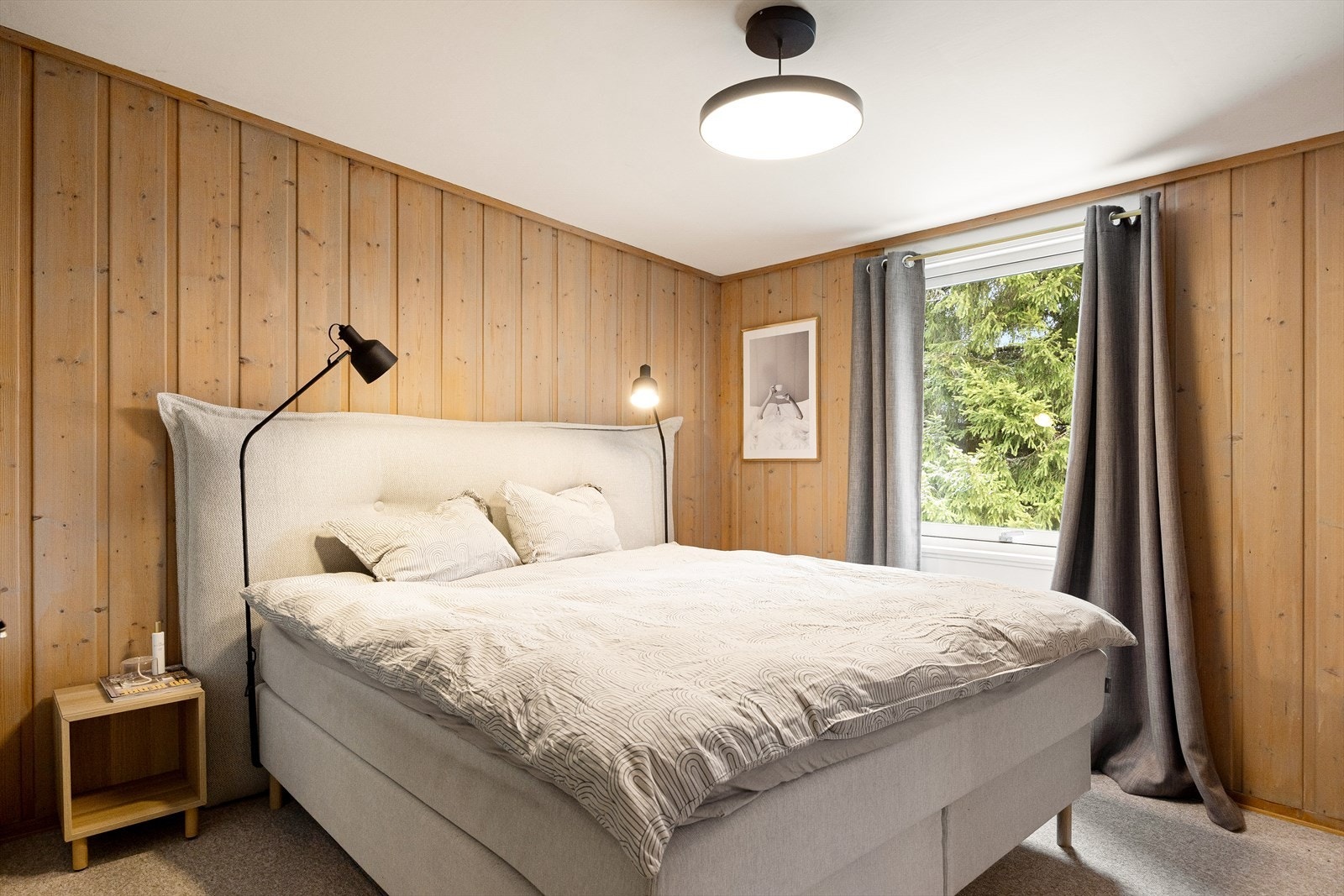 Det store vinduet sikrer rikelig med naturlig lys i rommet. Galleribilde