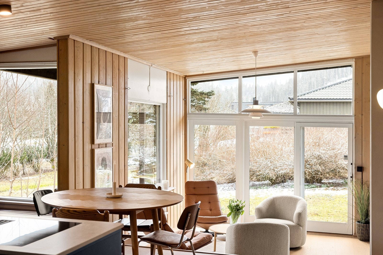 Det er tydelig at arkitekten hadde et klart mål om å sikre rikelig med naturlig lysinnslipp i boligens sosiale rom. Galleribilde