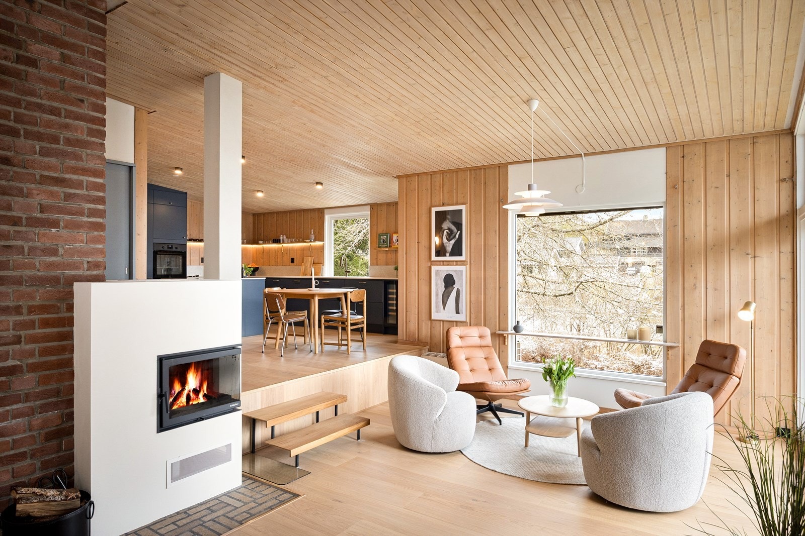 Velkommen til Asbjørn Dørumsgårds veg 4 - en nyoppusset modernistisk villa fra 1954 med stor tomt på 1,5 mål. Dette er en flott familiebolig! Galleribilde