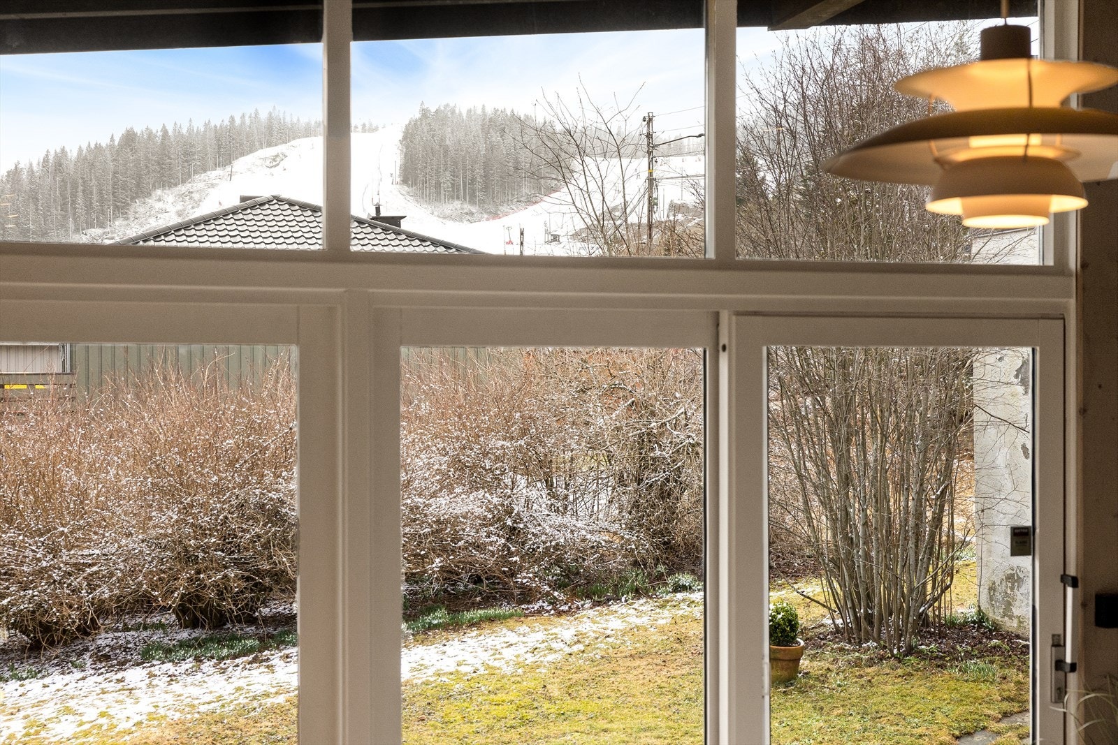 Marikollen skianlegg ligger like utenfor døren. Det samme gjelder idrettsanlegget, Fjerdingby skole og Rælingen videregående skole. Galleribilde