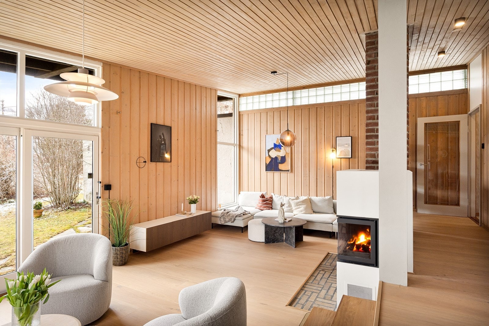 Boligen bærer preg av tidstypisk nymodernistisk- og funkisarkitektur, med en funksjonell planløsning, store vinduer som sikrer rikelig med naturlig lys, og rene, rette linjer. Galleribilde