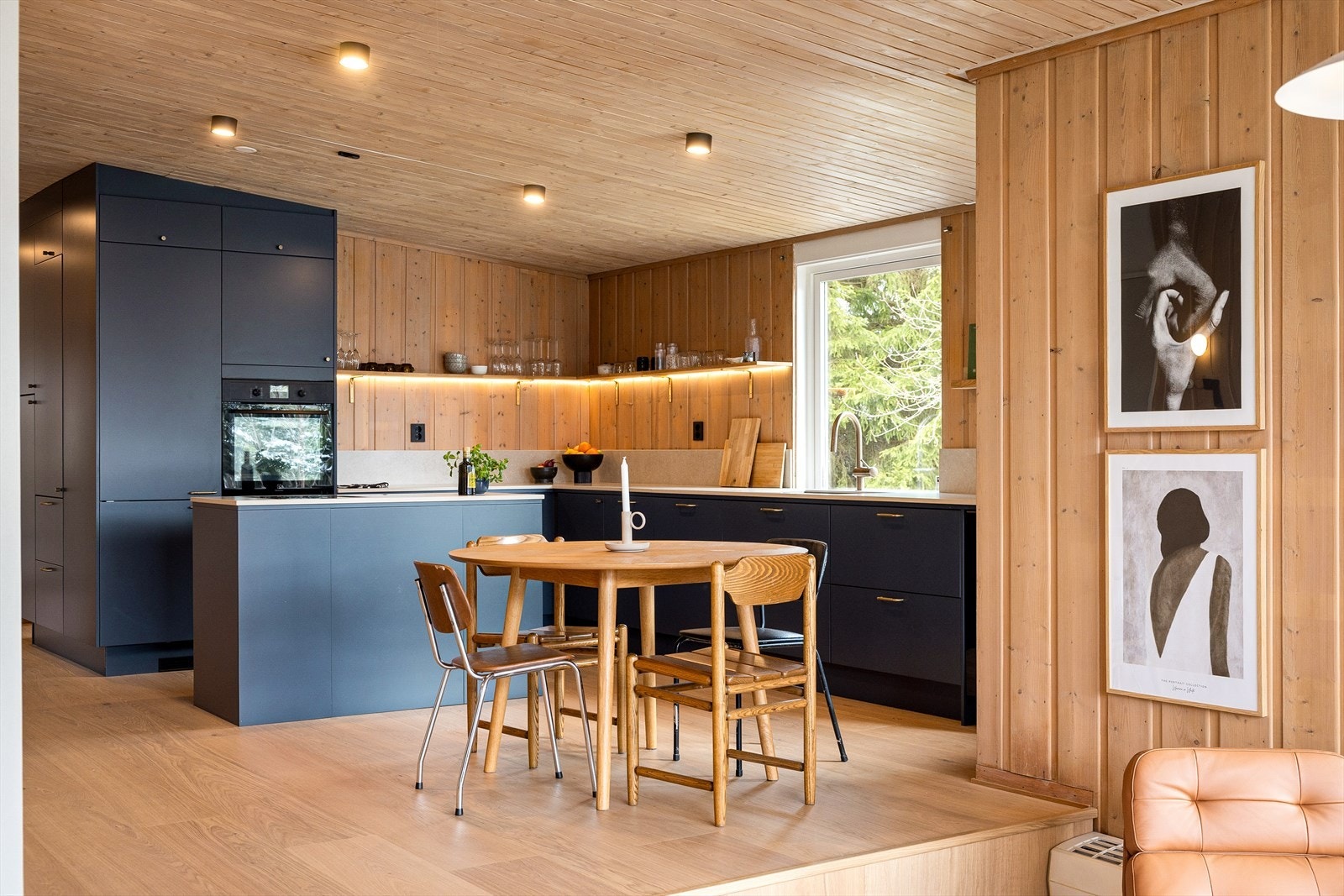 Kjøkkenarealet er romslig og har plass til spisebord med tilhørende stoler. Galleribilde