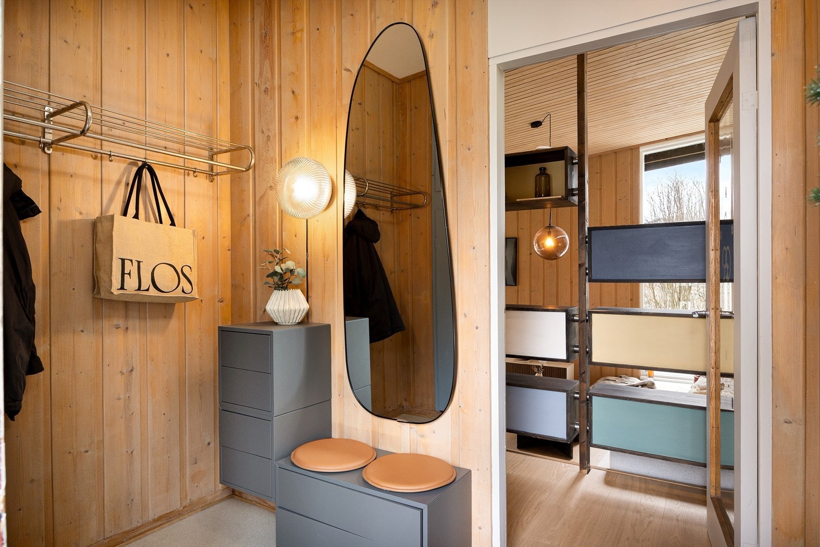 Gangen er romslig og har god plass til både oppheng og garderobeskap for oppbevaring av yttertøy. Galleribilde