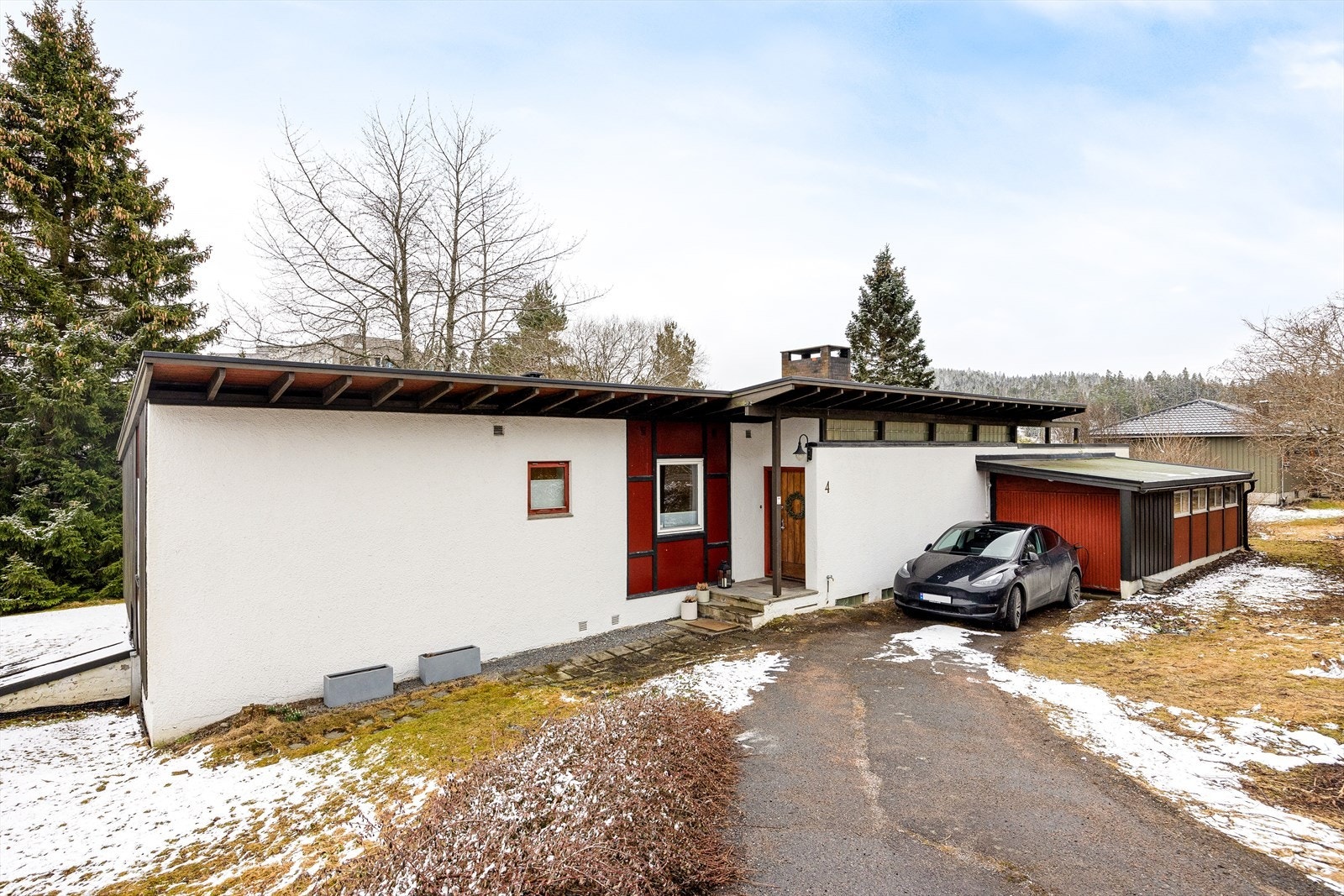 Asbjørn Dørumsgårds veg 4 var den første ny-modernistiske villaen i Rælingen, oppført i 1954. Den regnes som et av de mest betydningsfulle arkitektoniske verkene i området og er derfor en del av kommunens kulturminneplan. Galleribilde