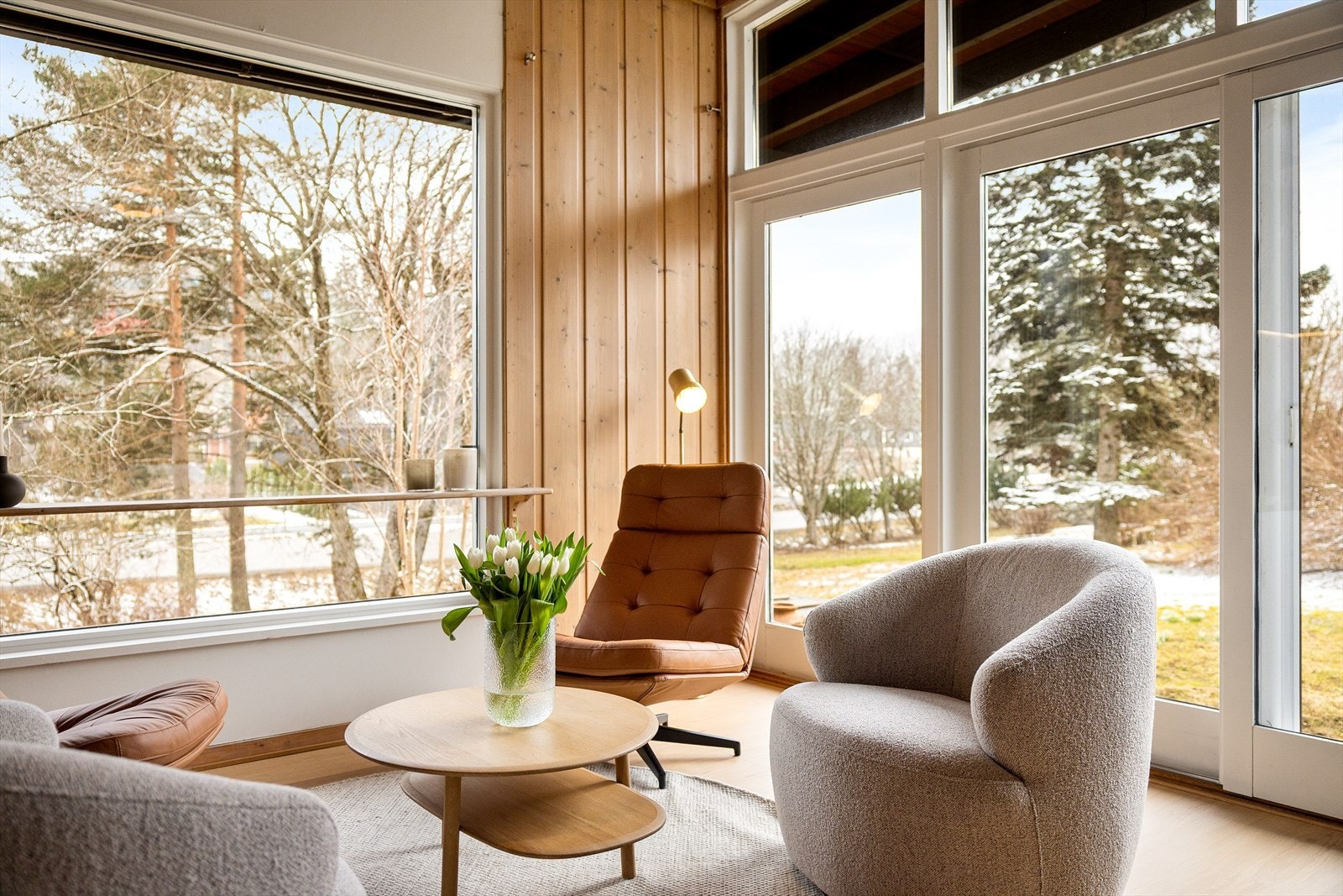 Boligen ligger på en stor tomt og har flotte utearealer. Galleribilde