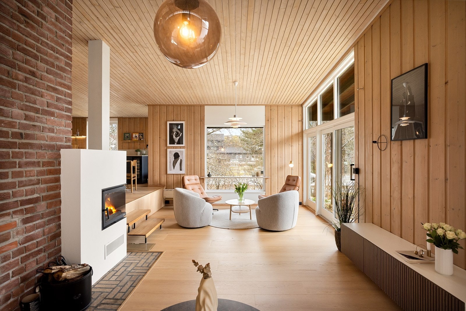 Furupanelet er pusset opp og lakkert i matt farge. Det lange, tynne panelet i taket skaper en fin visuell estetikk og god lysføring rommene i samspill med glassmursteinen i toppen av ytterveggen. Galleribilde